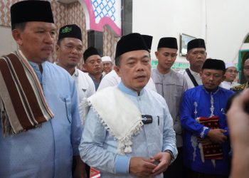 Gubernur Jambi Safari Ramadan di Desa Meranti Merangin, Serahkan CSR Bank Jambi Rp 25 Juta untuk Masjid Muhajirin/ Foto: Ampar