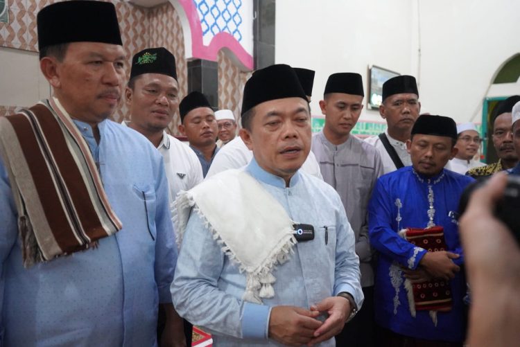 Gubernur Jambi Safari Ramadan di Desa Meranti Merangin, Serahkan CSR Bank Jambi Rp 25 Juta untuk Masjid Muhajirin/ Foto: Ampar