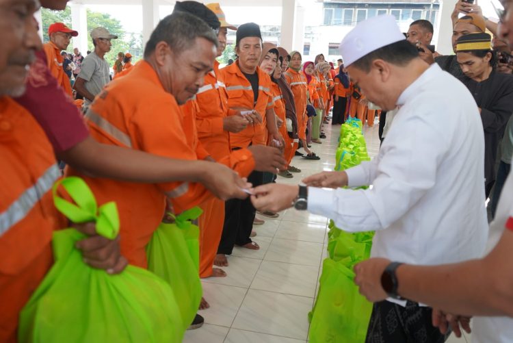 Al Haris Beri Bantuan Paket Sembako untuk Petugas Kebersiahan Kota Jambi/ Foto: Ampar