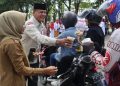 Turun ke Jalan, Dinas Kominfo Merangin Bagi-bagi Takzil Gratis/ Foto: Teguh