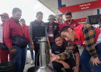 Polisi SIdak SPBU di Kota Jambi/ Foto: Mhd/Ampar