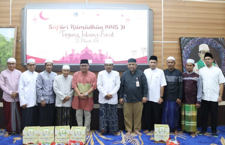 Safari Ramadan Bersama Pemkab Tanjab Barat, PetroChina Beri Santunan dan Bantuan Paket Bahan Pokok/ Foto: Melani
