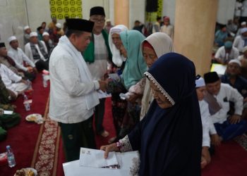 Al Haris Serahkan Tali Asih, Penghargaan dan Santunan Bagi PNS Purnabakti/ Foto: Ampar