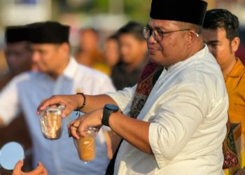 DPD Golkar Merangin Bagikan Takjil Gratis ke Masyarakat/ Foto: ton