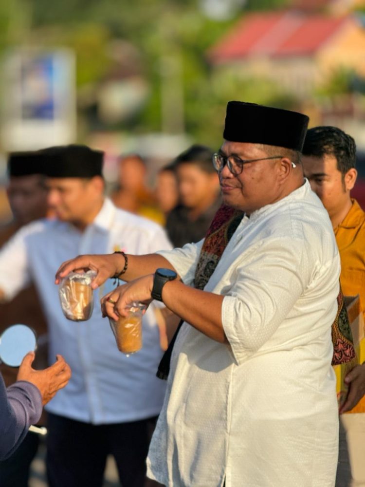 DPD Golkar Merangin Bagikan Takjil Gratis ke Masyarakat/ Foto: ton