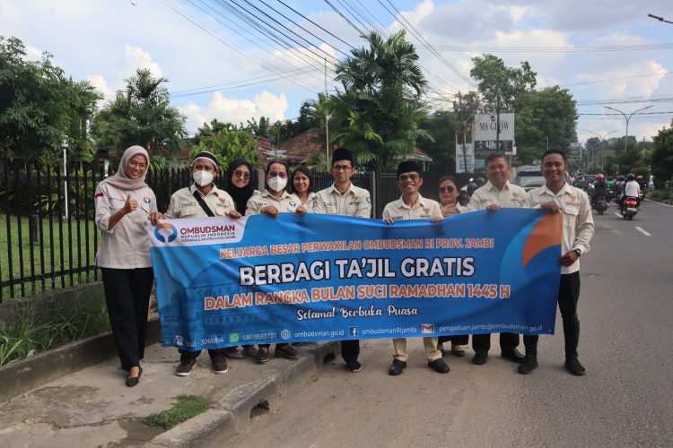 Ramadhan Berkah, Ombudsman Jambi Bagikan Takjil Gratis Jelang Berbuka, foto: melli