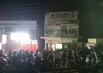 Nobar di MC Budi Setiawan Calon Kuat Walikota Jambi Dipadati Milenial dan Orang Tua/ Foto: Min