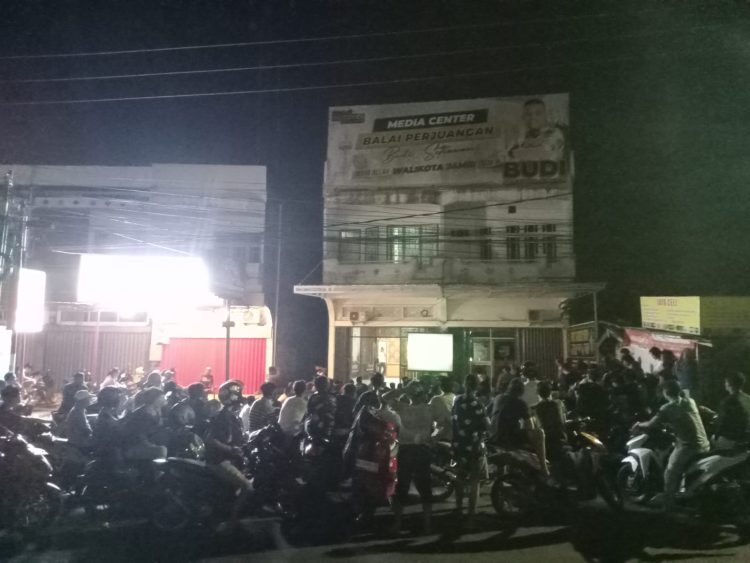 Nobar di MC Budi Setiawan Calon Kuat Walikota Jambi Dipadati Milenial dan Orang Tua/ Foto: Min