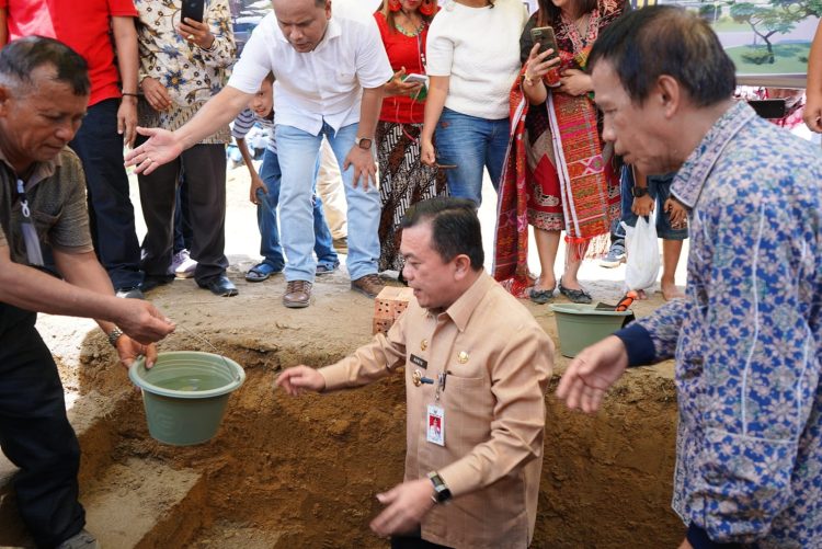 Kado Paskah, Al Haris Bantu dan Letakan Batu Pertama Pembangunan GPIB Marturia 2 Jambi/ Foto: Ampar