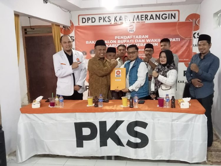 Serius Maju Pilkada Merangin 2024, Hasren Kembalikan Fomulir ke PKS/ Foto: ton-ampar