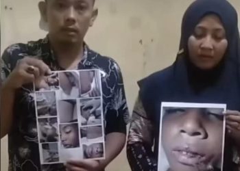 Orang tua korban atas kematian santri ponpes Tebo/ Foto: Ampar