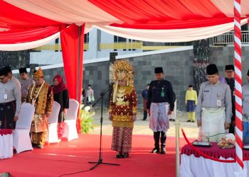 Pj Wali Kota Gunakan Pakaian Adat Jambi saat Hardiknas/ Foto: melli-Ampar