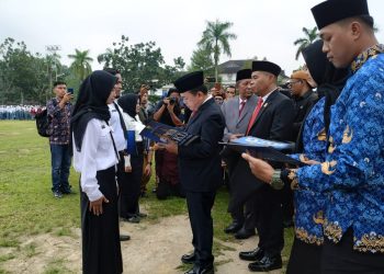 Gerbernur Serahkan SK 1.860 PPPK Pemprov Jambi Formasi 2023/ (foto: riky)