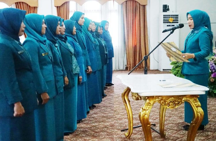 Dr Hj Indriani Mayesti Mukti Lantik 12 Ketua TP PKK Kecamatan Dilantik/ (foto: Teguh-Kominfo)
