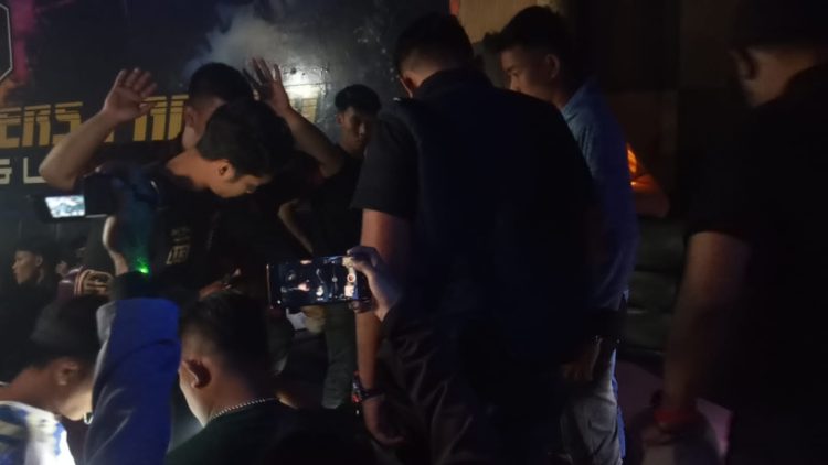 Pengunjung Grand Club Jambi Dites Urine, Satu Orang Positif / foto : mhd - ampar