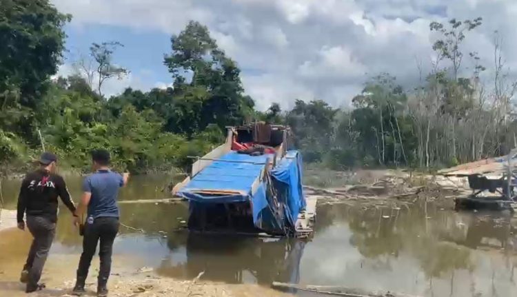 Penertiban PETI di Tebo, Polisi Bakar Belasan Rakit Penambang