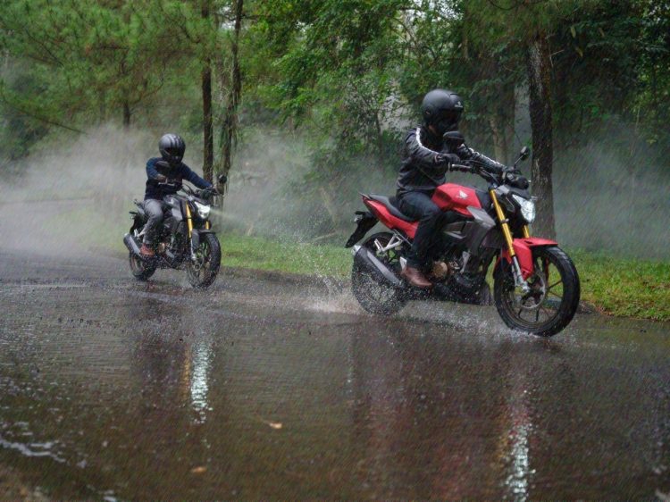 Jambi Diguyur Hujan, Ini Tips Cegah Aquaplaning saat Berkendara/ Foto: Ajeng-Sinsen