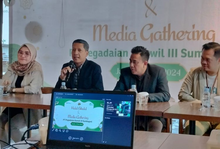 Pemimpin Wilayah Kanwil III Sumbagsel, Dwi Hadi (Pegang mic) kepada awak media saat acara halal bi halal dan media ghatering, disalah satu cafe dan resto di Kota Jambi, Sabtu 5 Juni 2024 petang/ (Foto: Juanda-Ampar)