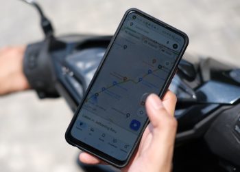 Tips Cari Aman Berkendara Melewati Kondisi Jalan Berlubang/ Foto: Ajeng