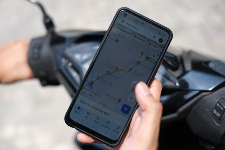 Tips Cari Aman Berkendara Melewati Kondisi Jalan Berlubang/ Foto: Ajeng