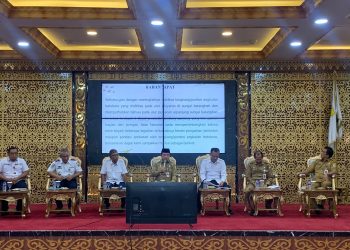 Al Haris saat menghadiri Rapat Evaluasi Angkutan Batubara Jalur Sungai di Runag Pola Kantor Gubernur Jambi, Selasa (14/5)/ Foto: aln-ampar