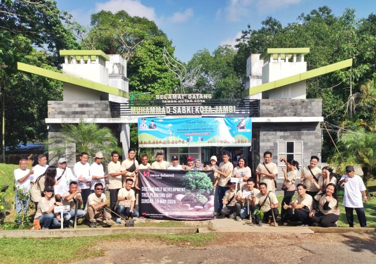 Lestarikan Lingkungan, Swiss-Belhotel Jambi Bekerja sama dengan Pemkot Tanam 100 Bibit Pohon Mahoni di Hutan Kota/ Foto: silvi