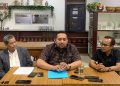 Pinto Jayanegara ditemani Penasehat Hukumnya saat memberikan klarifikasi kepada media, Selasa (22/5) malam/ Foto: Aln-ampar