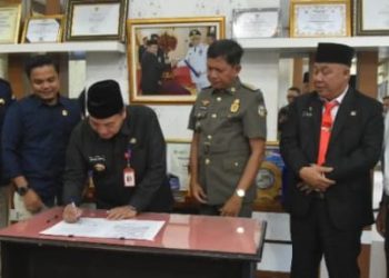 PJ Bupati Sarolangun Teken Berita Acara Penyerahan Dana Hibah Pilkada Sarolangun Tahun 2024/ Foto: fdn-ampar