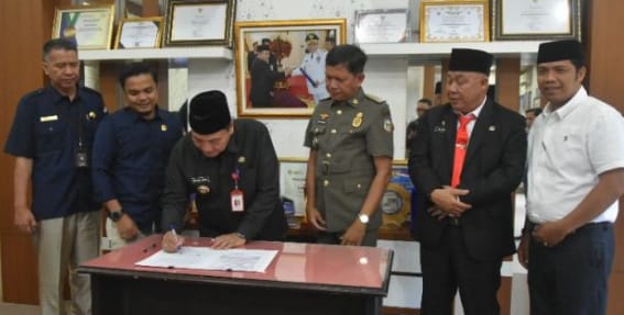 Pj Bupati Sarolangun Teken Berita Acara Penyerahan Dana Hibah Pilkada