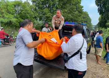 Polisi saat mengevakuasi mayat pria lansia/ Foto: mhd-ampar