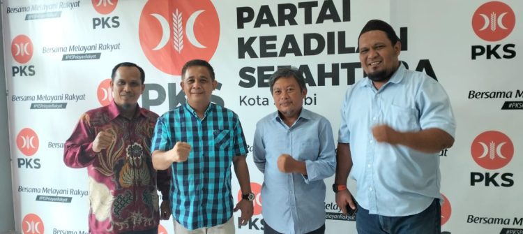 Ketua DPD Golkar Kota Jambi Budi Setiawan dan Ketua DPD PKS Kota Jambi Hizbullah, bertemu empat mata bahas Pilwako Jambi 2024. Selasa (7/5/2024)/ Foto: ampar