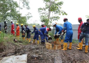 Tim Gabungan Polda, TNI dan PHR Zona 1 Jambi Field Tutup Ratusan Sumur Tambang Ilegal/ Foto: Tanti-Skk Migas