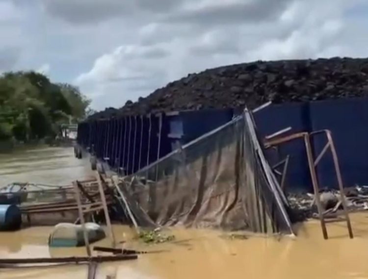 Kapal Tongkang Batubara Tabrak Kerambah Ikan Milik Warga/  (Foto: mhd/Ampar)