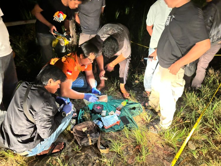 AMPAR.D, Merangin - Warga Desa Margo, Kecamatan Margo Tabir, Merangin pada Jumat (14/06/2024) sekira pukul 18.30 WIB dihebohkan dengan penemuan korban yang diduga mengalami luka tembak./ Foto: Ton-ampar
