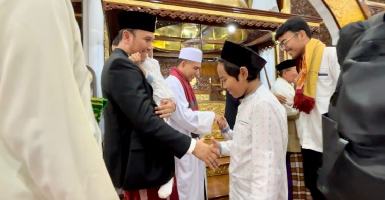 Ketua DPRD Jambi Beserta Keluarga Shalat Idul Adha di Masjid Seribu Tiang/ Foto: hadian