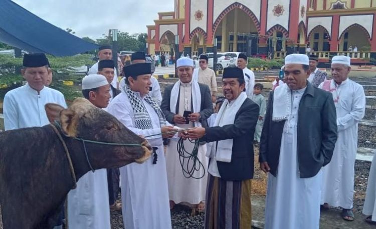 Pj Bupati Beserta Jajaran Sholat Idul Adha 1445 H di Masjid Agung As Sulthon/ Foto: fdn-ampar