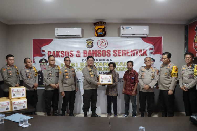 Polres Merangin Gelar Baksos dan Bansos Serentak, Serahkan Sembako kepada SAD dan Yayasan Rumah Amal Sariah Umat Panti Yatim Kasih Umur/ Foto: Humas Polres Merangin