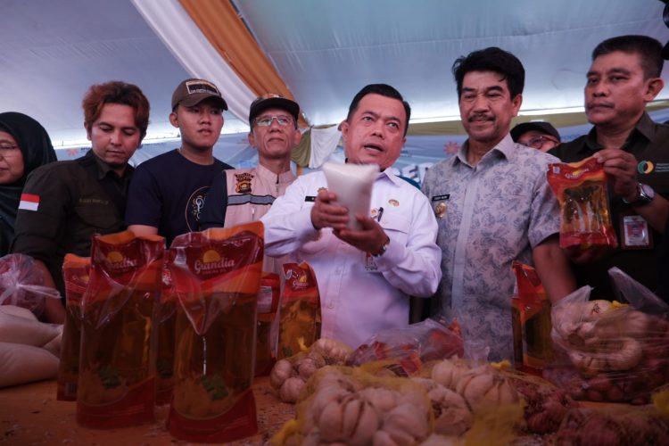 Pj Bupati Dampingi Gubernur Buka Gelar Pangan Murah Jelang Idul Adha 16 Jun 2024