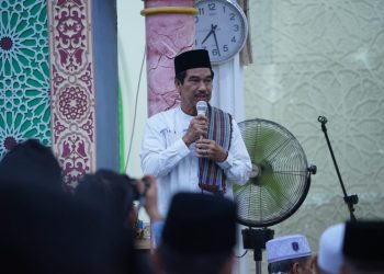 Pj Bupati Raden Najmi Melaksanakan Sholat Idul Adha 1445H di Masjid Istiqomah Sengeti 17 Jun 2024