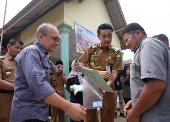 Pj Bupati Muaro Jambi Serahkan Sertifikat Redistribusi Tanah di Desa Talang Belido