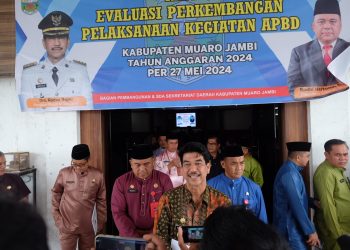 Pj Bupati Raden Najmi Pimpin Rapat Evaluasi Laporan dan Pelaksanaan Kegiatan Pembangunan 2024 31 Mei 2024