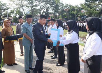 Pj Bupati Merangin Serahkan 1.312 SK PPPK 2023 Seacra Simbolis/ Foto: Teguh