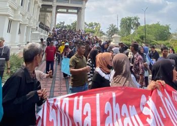 Formas Muda Sungai Bungur Unras di Kantor Gubernur Jambi Soal SK Tol/ foto/ Melli/Ampar