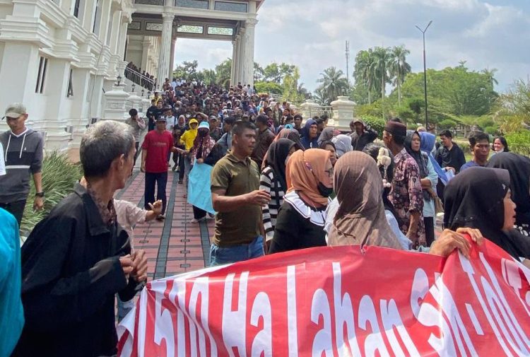 Formas Muda Sungai Bungur Unras di Kantor Gubernur Jambi Soal SK Tol/ foto/ Melli/Ampar