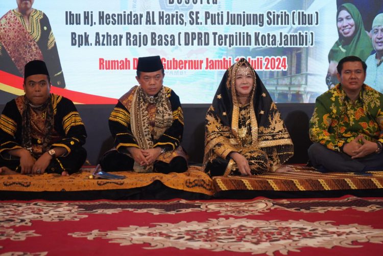 Al Haris dan Hesnidar Haris Dianugerahi Gelar Adat Nagari Paninggahan Solok/ Foto: dok.Kominfo