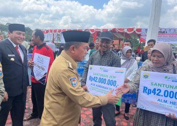 Gubernur Jambi Serahkan Santunan Kematian BPJS Ketenagakerjaan di Sarolangun