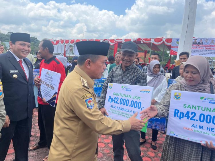 Gubernur Jambi Serahkan Santunan Kematian BPJS Ketenagakerjaan di Sarolangun