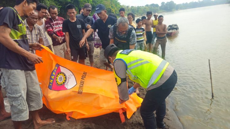 Heboh, Penemuan Mayat Pria Tanpa Identitas Mengapung di Sungai Musi/ foto/nuria/ampar