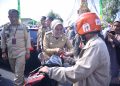 Pj Wali Kota Jambi Bagikan Ribuan Bendera Merah Putih ke Masyarakat Pengguna Jalan/ Foto/ Melly/ ampar