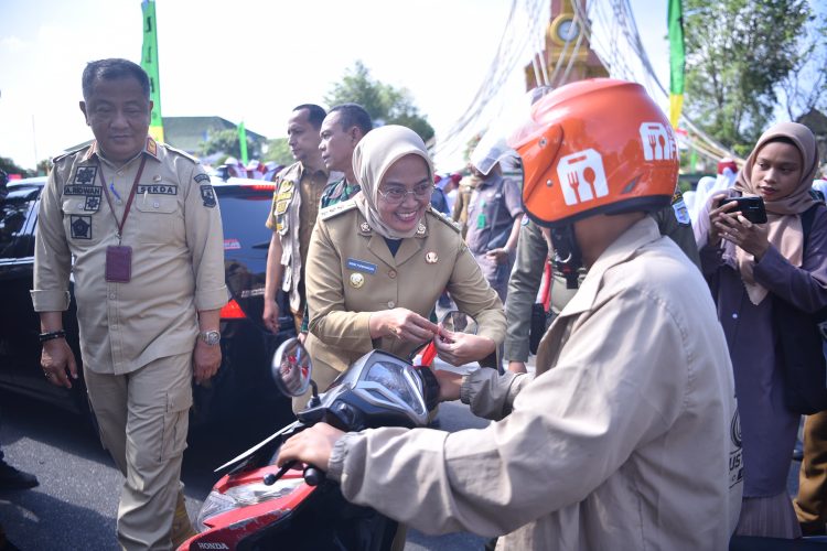 Pj Wali Kota Jambi Bagikan Ribuan Bendera Merah Putih ke Masyarakat Pengguna Jalan/ Foto/ Melly/ ampar